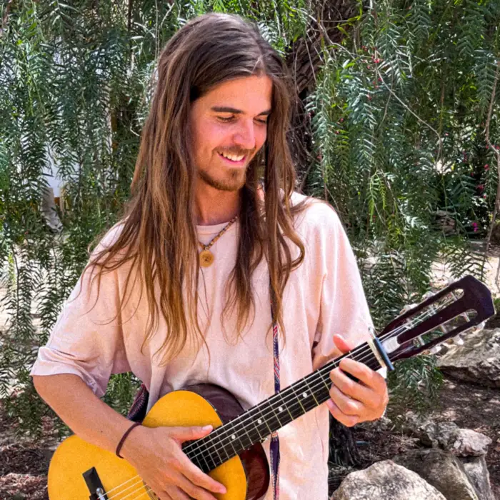 frederik and tree with guitar